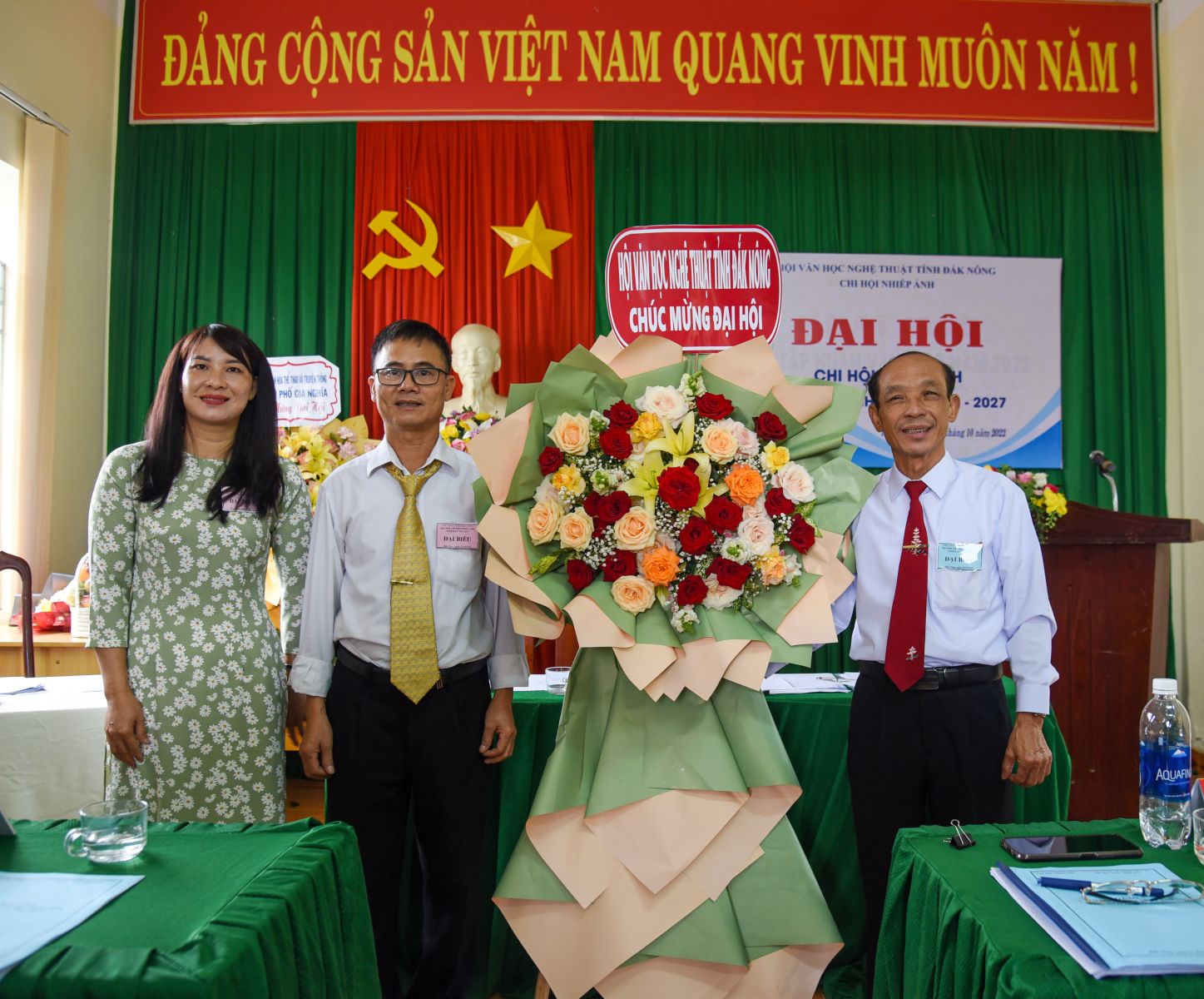 Lãnh đạo Hội VHNT tặng hoa chúc mừng Đại hội