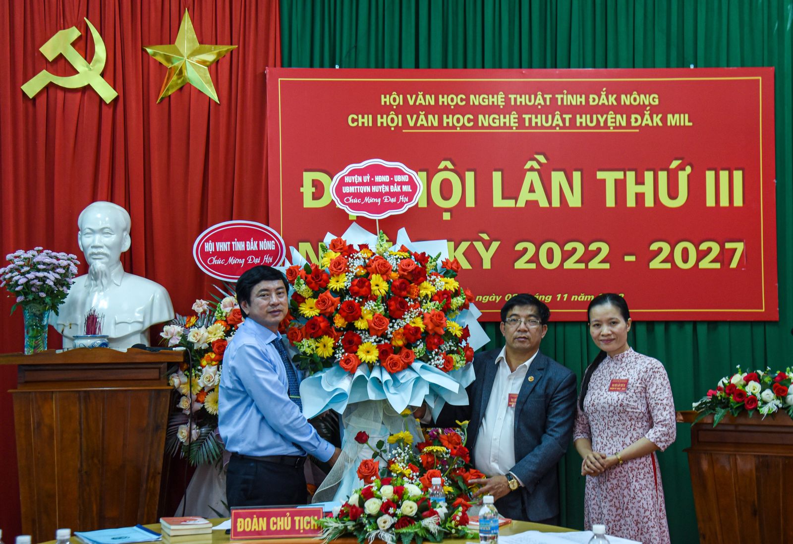 Lãnh đạo UBND huyện Đắk Mil tặng hoa chúc mừng Đại hội